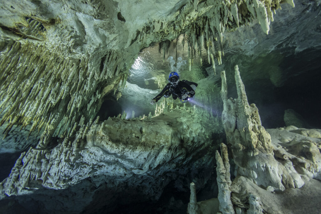 actividad cuevas cenotes julien garnier scuba diving playa del carmen mexico