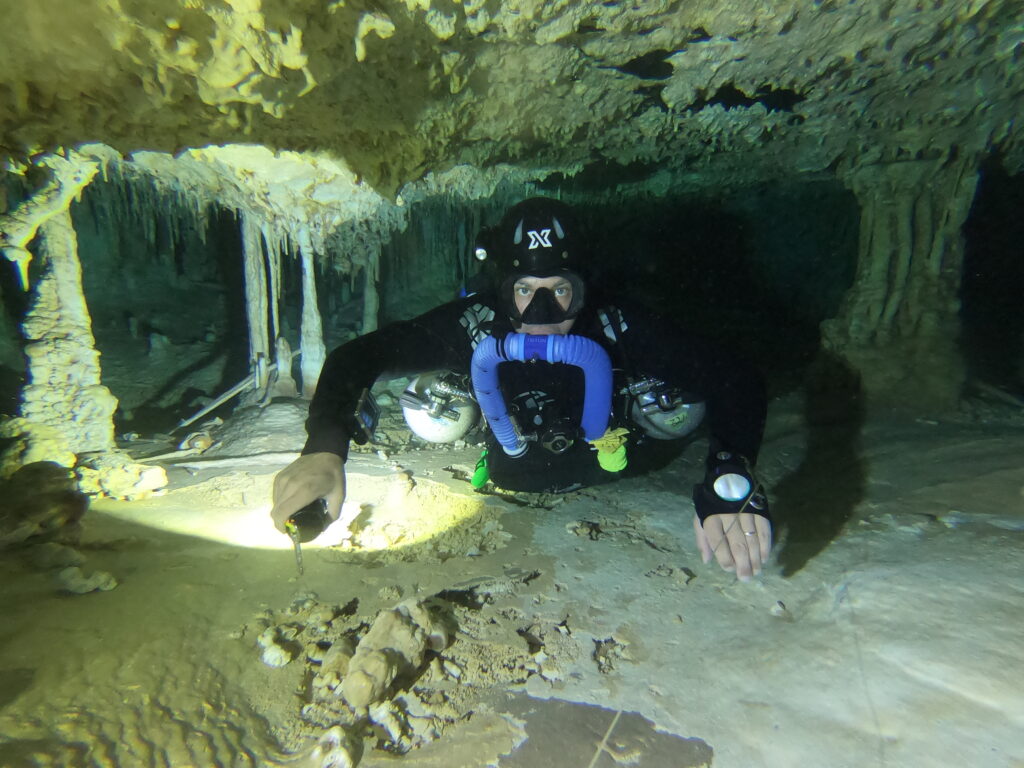 buceo en cuevas julien garnier scuba diving playa del carmen mexico